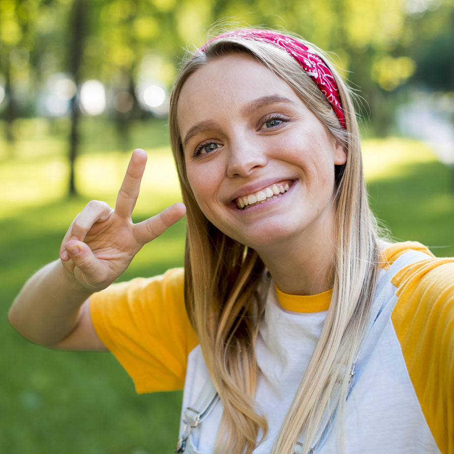 selfie-smiley-woman-outdoors-nature