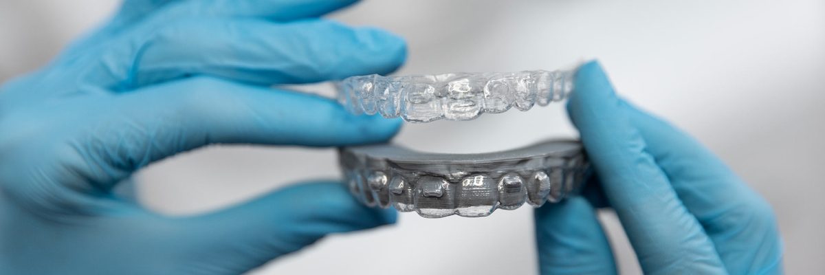 close-up-dentist-instruments